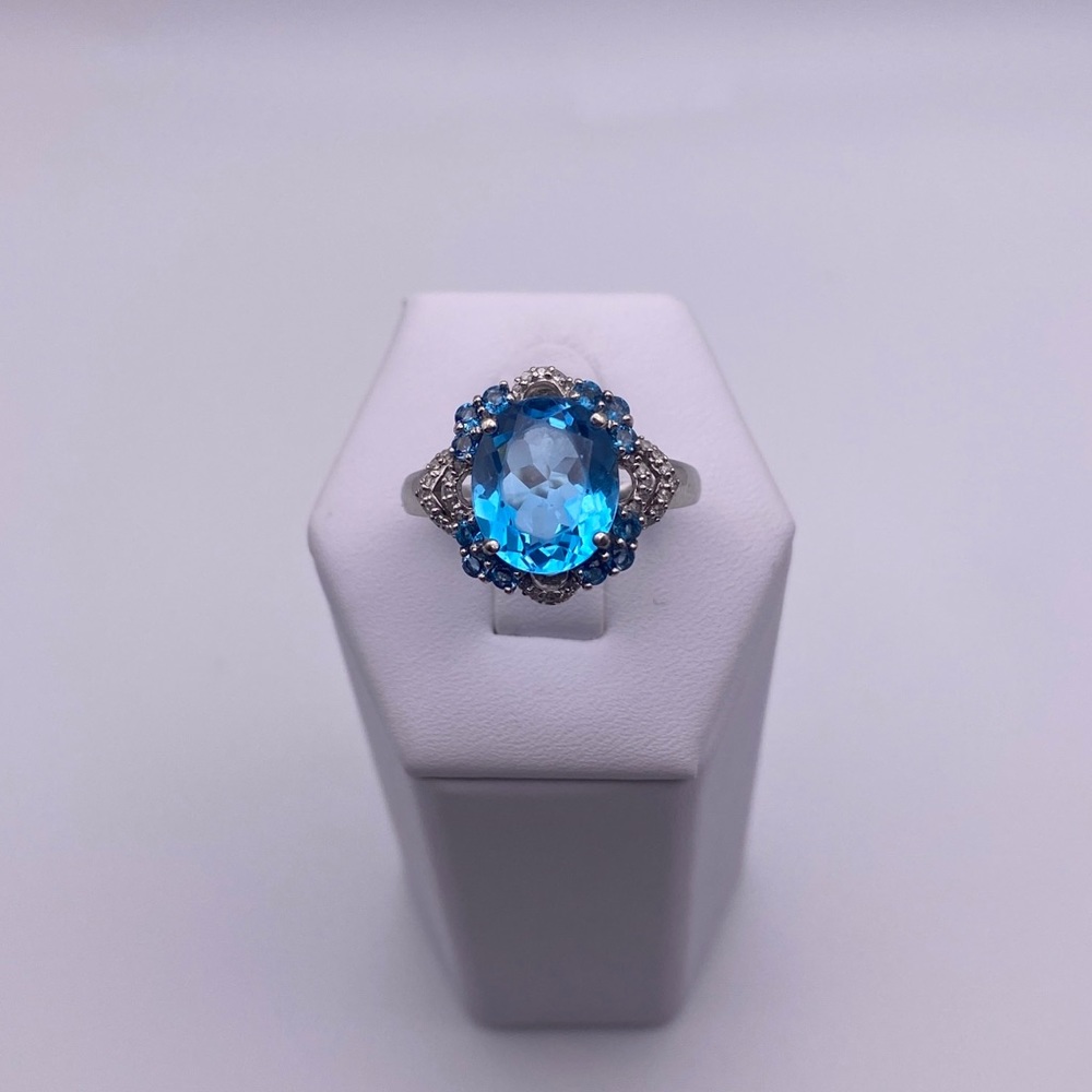 10k white gold blue topaz and diamonds ring